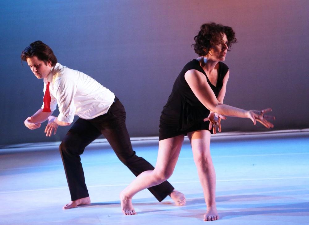 两个舞者在舞台上表演.